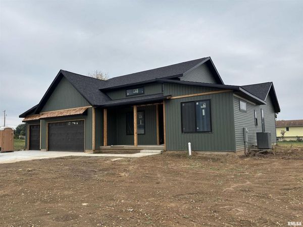 1819 Zara, Clinton, IA 52732