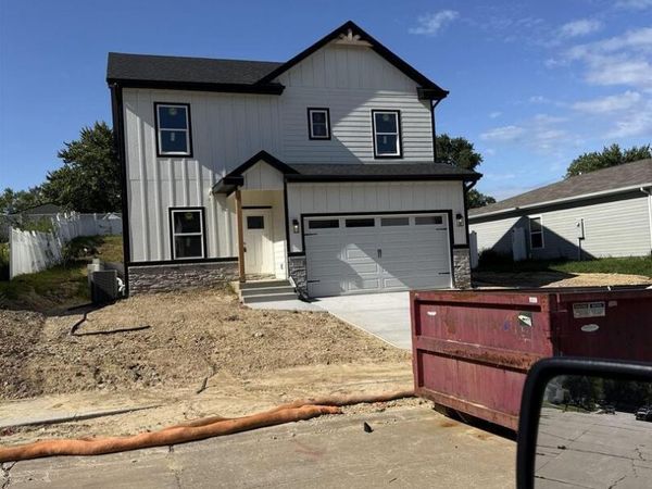 3325 COVINGTON Drive, Davenport, IA 52806