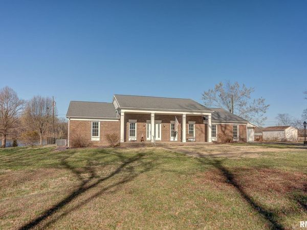 333 N LAKEVIEW Drive, Salem, IL 62881