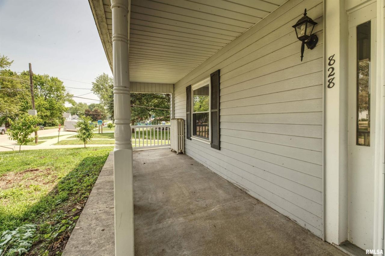 828 10th Avenue, Fulton, IL 61252 Main Photo