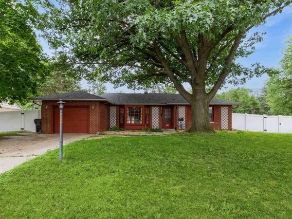 1136 BOBETTA Court, Clinton, IA 52732
