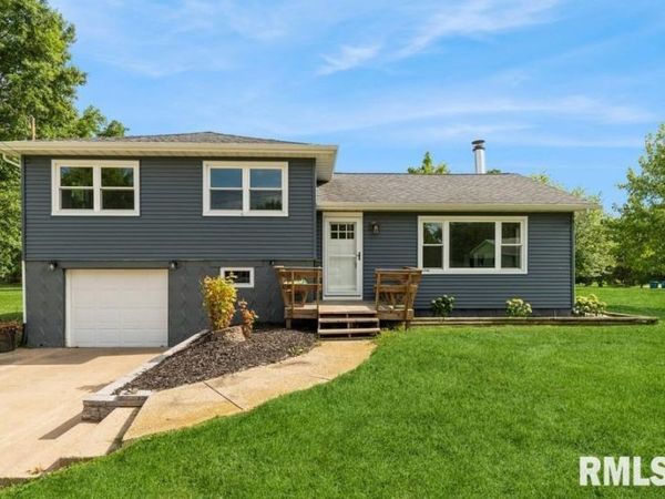 814 JONES Street, Le Claire, IA 52753