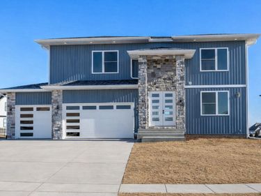 6589 Blackbird Lane, Bettendorf, IA 52722