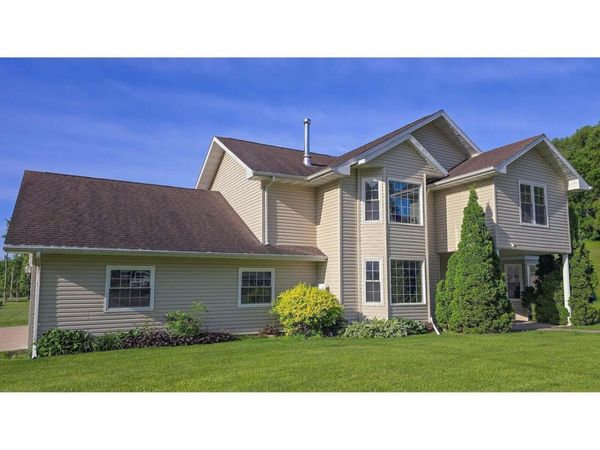 100 Duetel Court, Bellevue, IA 52031