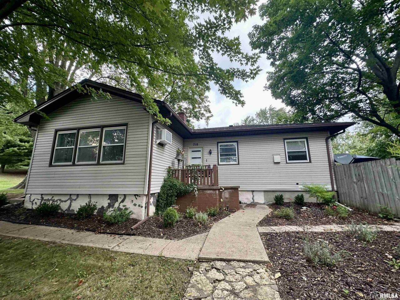 718 17th Avenue N, Clinton, IA 52732 Main Photo