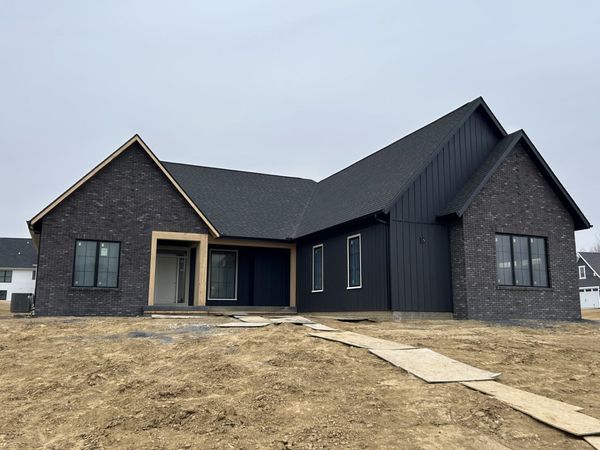 4790 WOODLAND Drive, Bettendorf, IA 52722