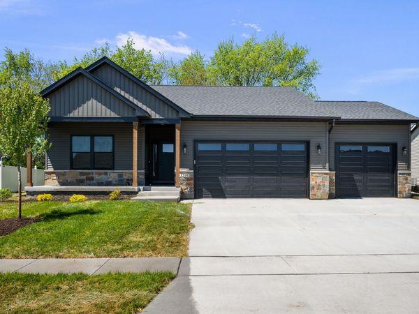 1210 Eagle's Crest Drive, Davenport, IA 52804