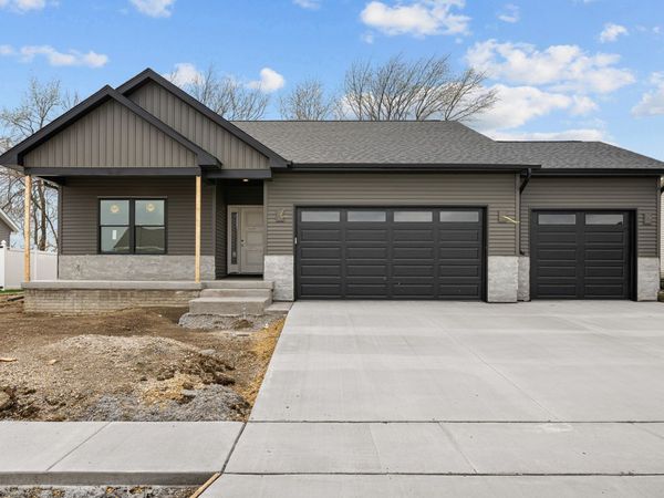 1210 Eagle's Crest Drive, Davenport, IA 52804