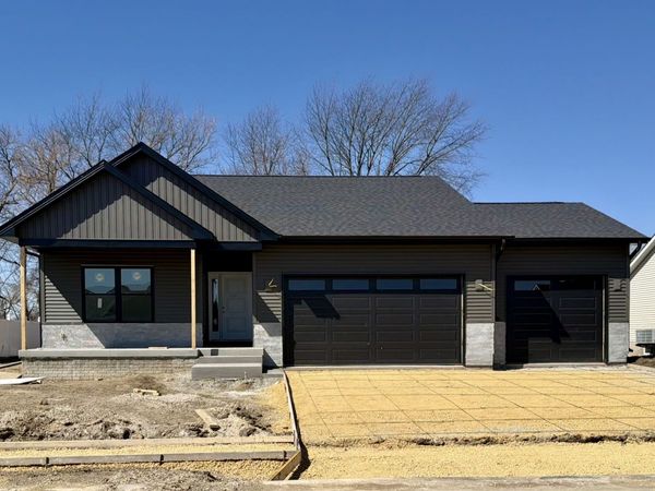 1210 Eagle's Crest Drive, Davenport, IA 52804