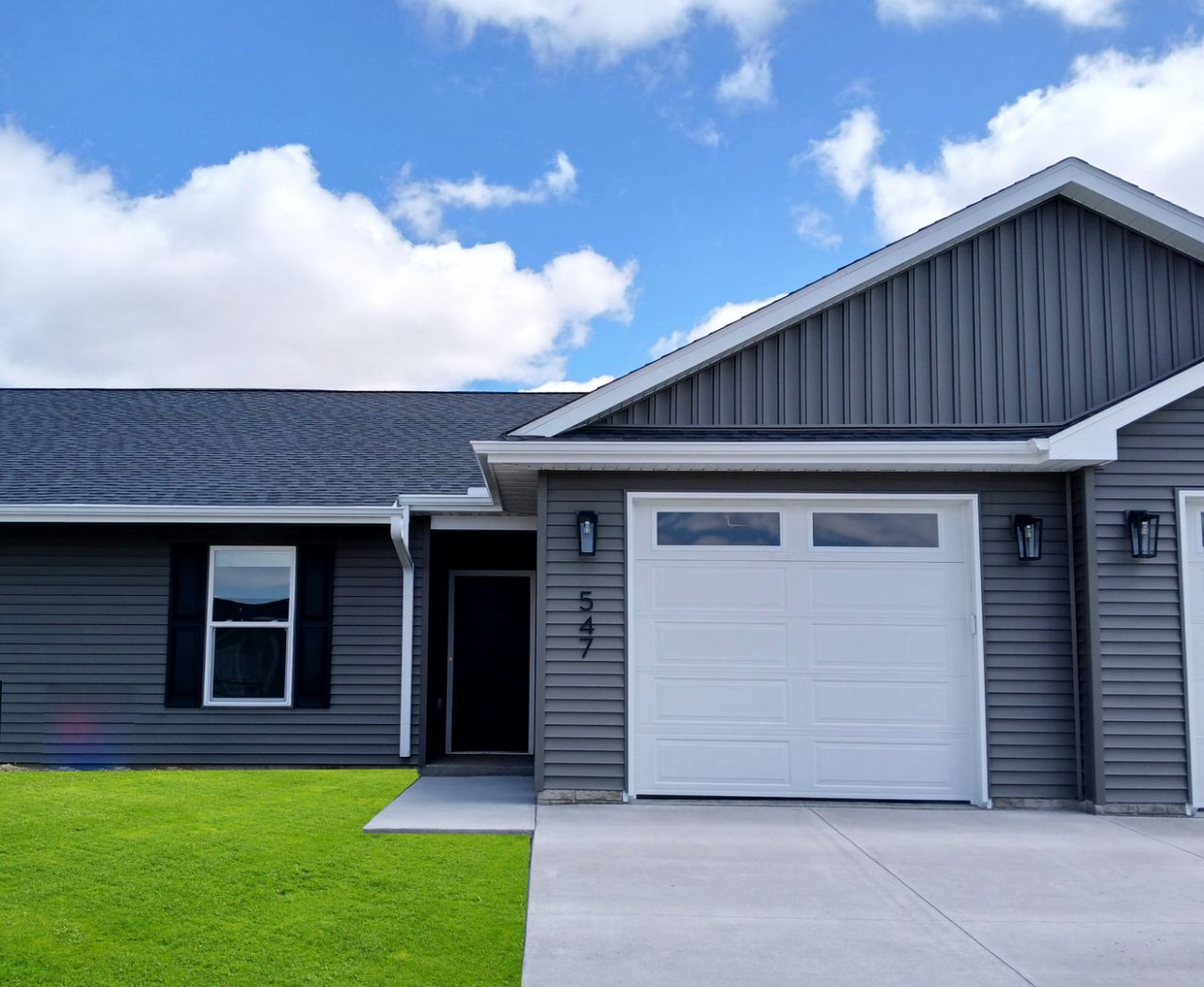 547 N 4th Avenue, Eldridge, IA 52748 Main Photo