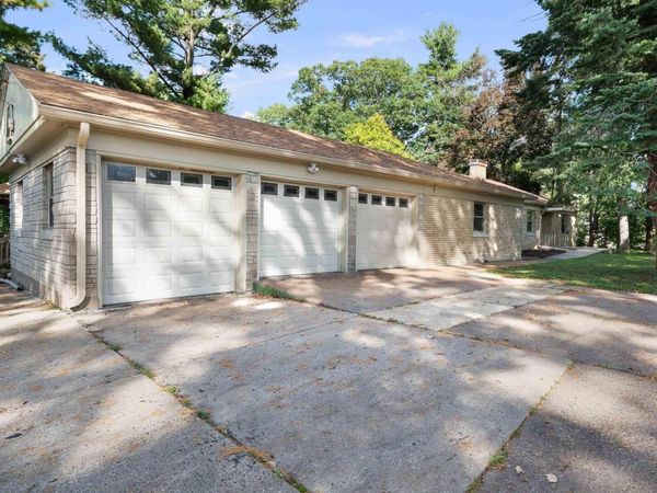 660 18TH Avenue, East Moline, IL 61244