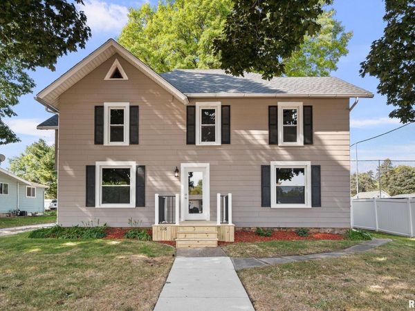 118 S 1ST Street, Long Grove, IA 52756