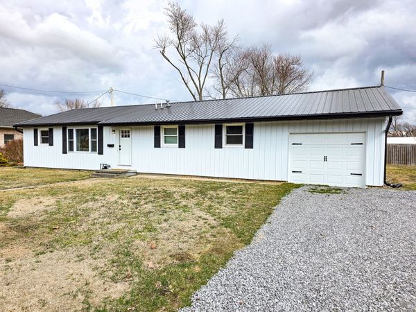 306 Bible Street, Flora, IL 62839