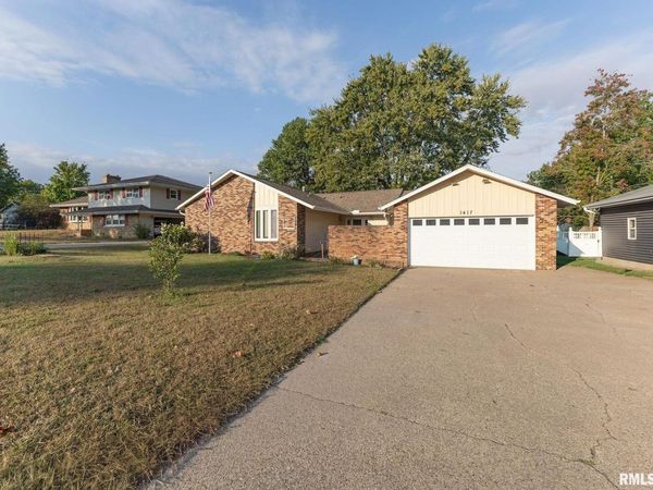 1417 2ND Avenue, Camanche, IA 52730