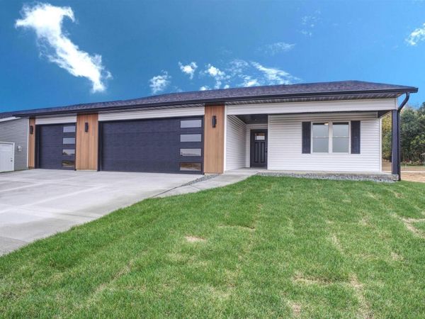 404 Crossroads Avenue, Camanche, IA 52730