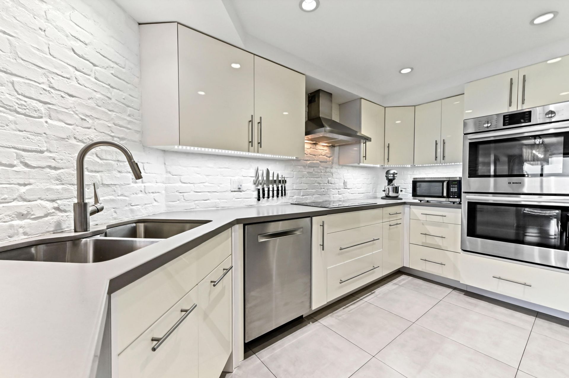 2425 Presidential Way, Unit 1806, West Palm Beach, FL 33401 Photo