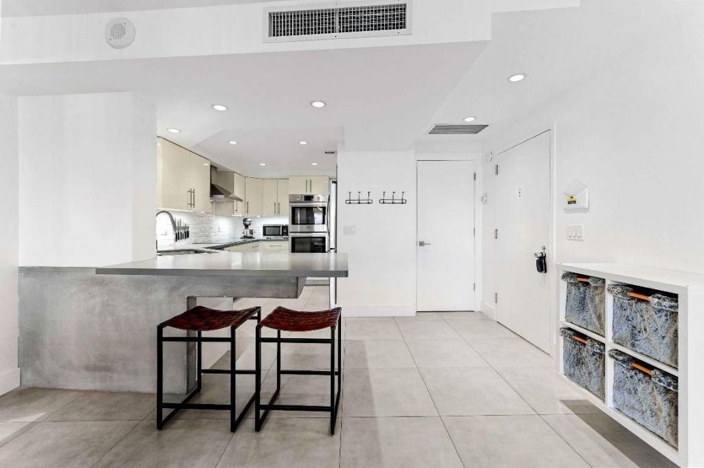 2425 Presidential Way, Unit 1806, West Palm Beach, FL 33401 Photo