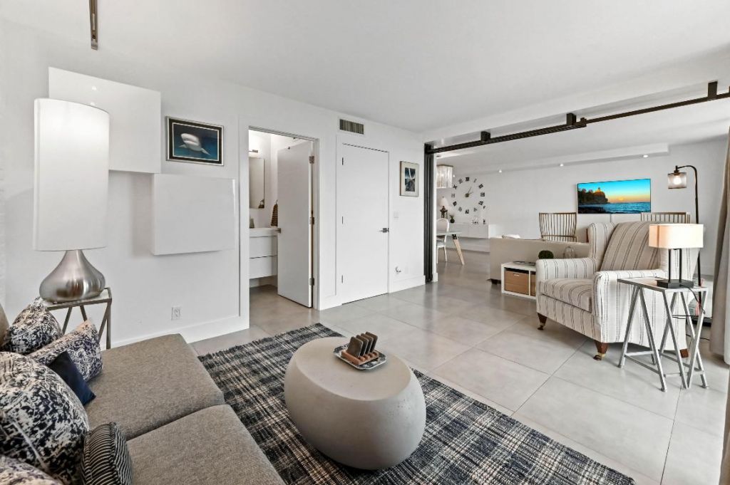 2425 Presidential Way, Unit 1806, West Palm Beach, FL 33401 Photo