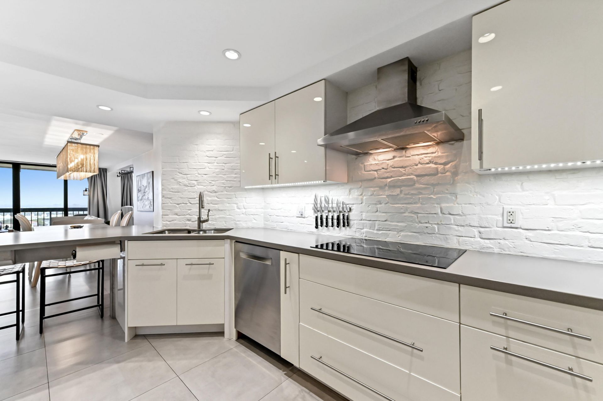 2425 Presidential Way, Unit 1806, West Palm Beach, FL 33401 Photo