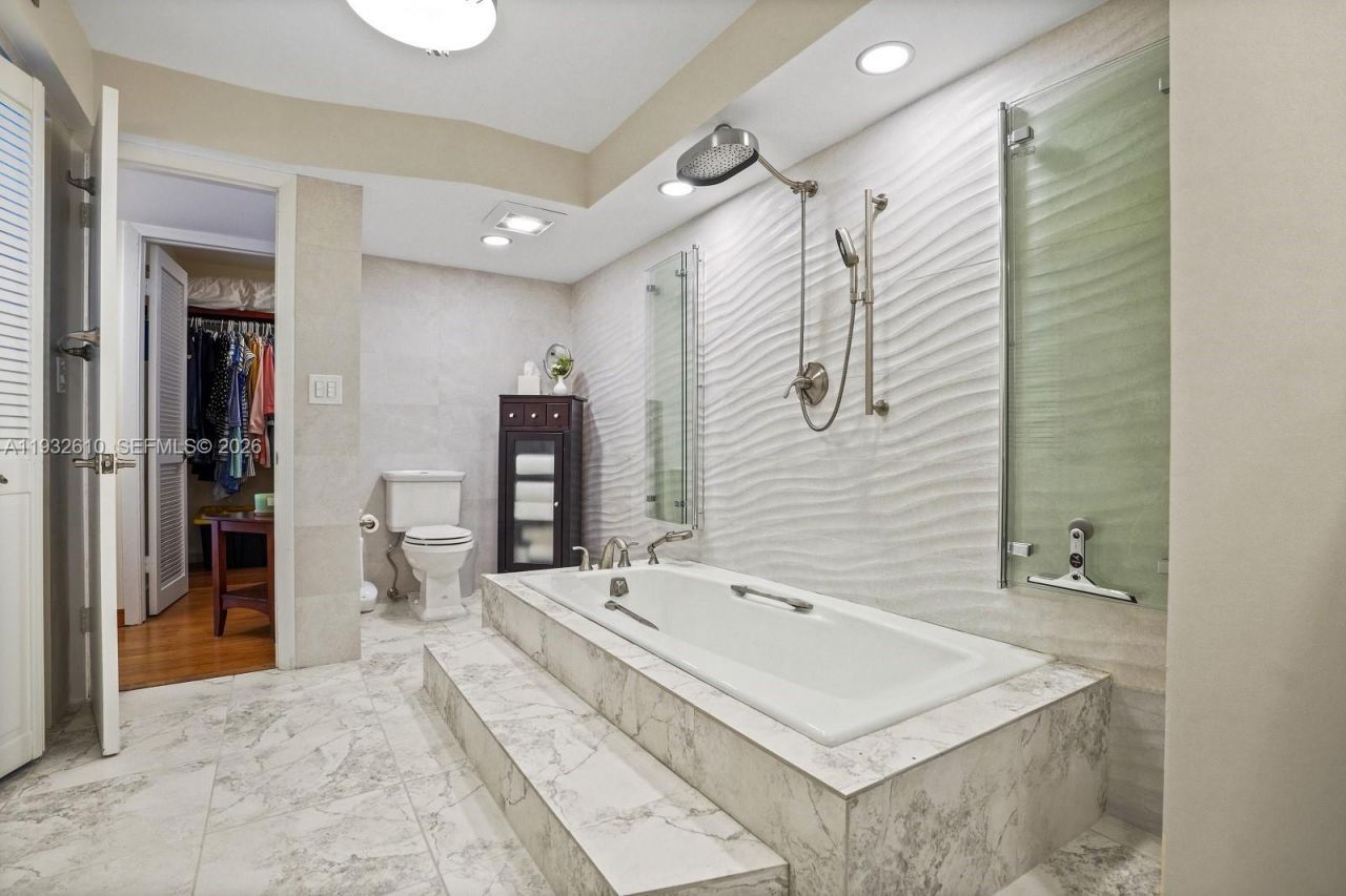 6423 Collins Ave, Unit 1005, Miami Beach, FL 33141 Photo