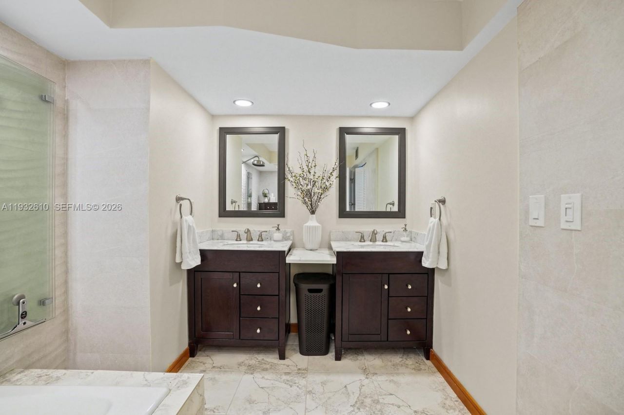 6423 Collins Ave, Unit 1005, Miami Beach, FL 33141 Photo