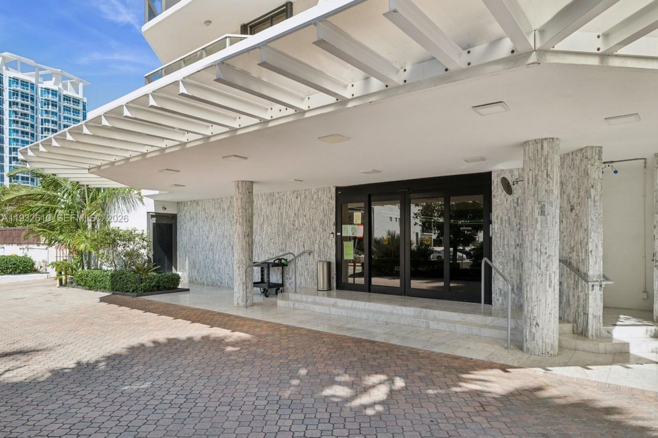 6423 Collins Ave, Unit 1005, Miami Beach, FL 33141 Photo