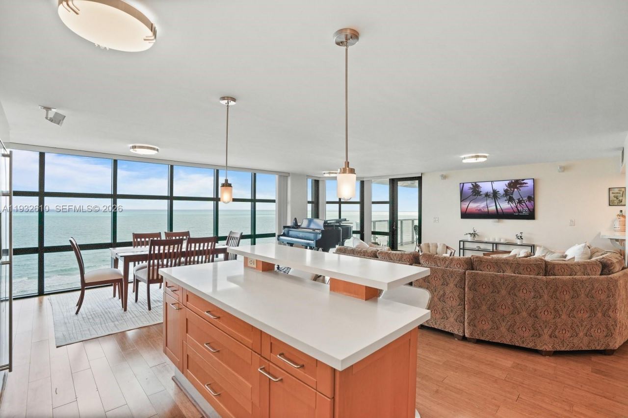 6423 Collins Ave, Unit 1005, Miami Beach, FL 33141 Photo
