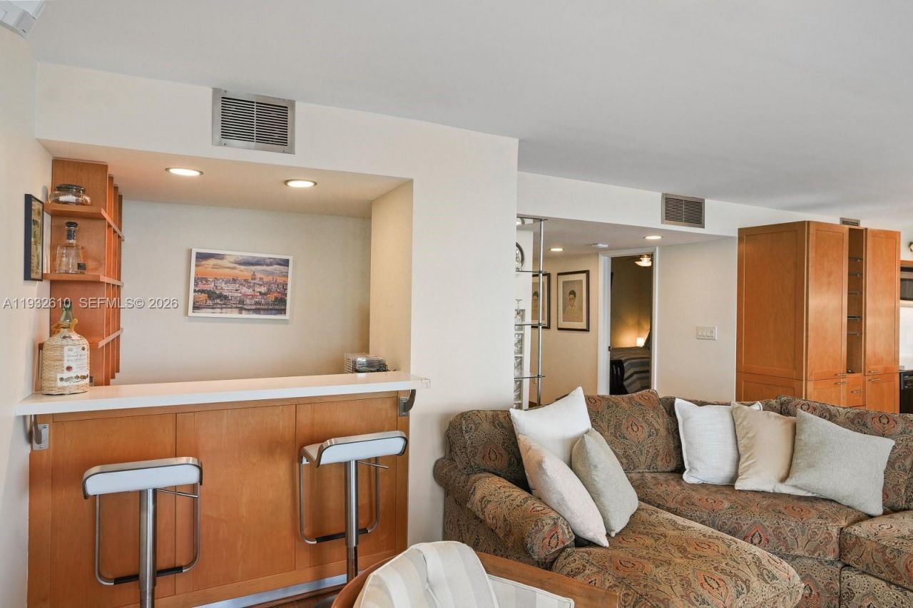 6423 Collins Ave, Unit 1005, Miami Beach, FL 33141 Photo