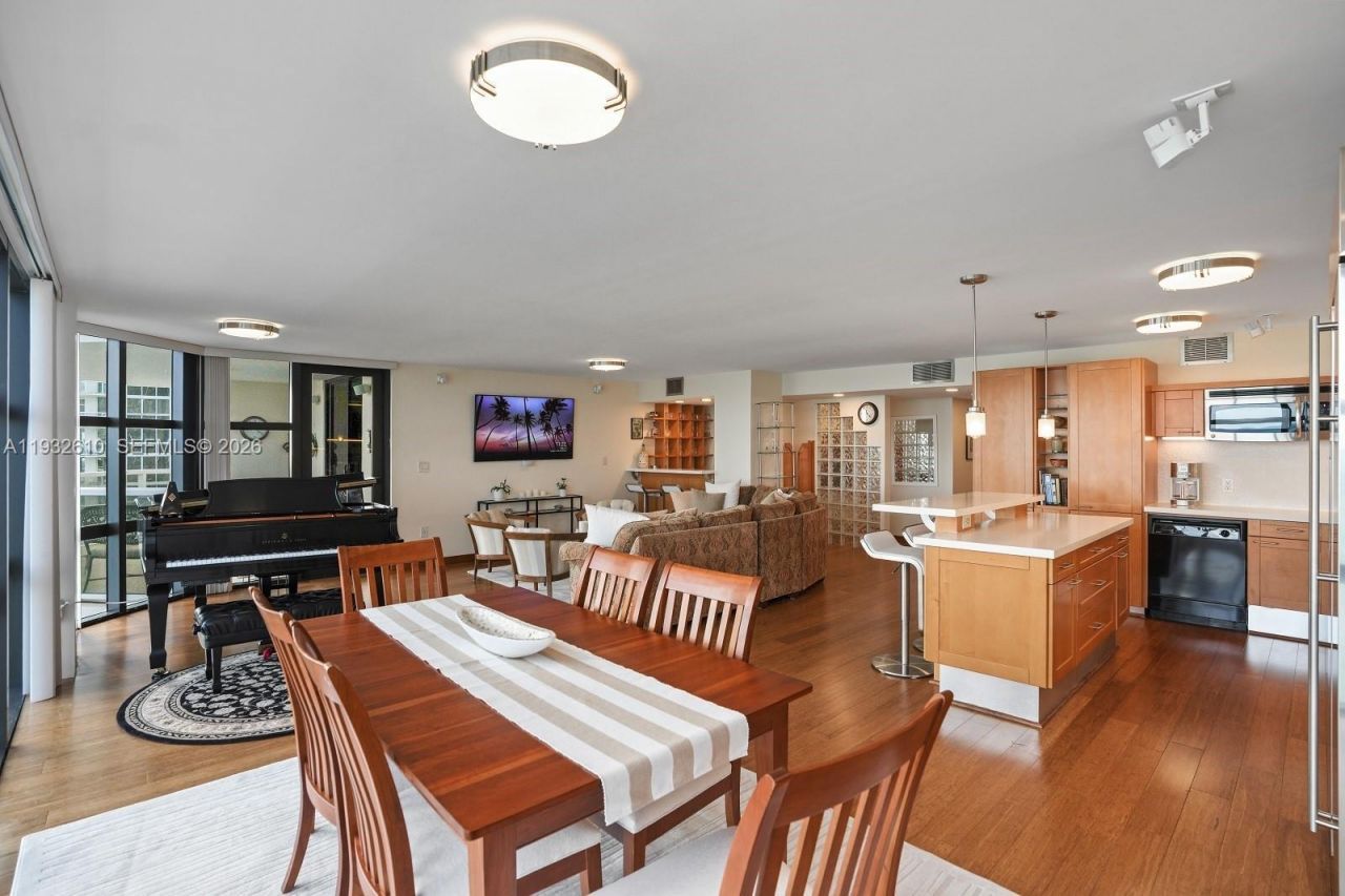 6423 Collins Ave, Unit 1005, Miami Beach, FL 33141 Photo