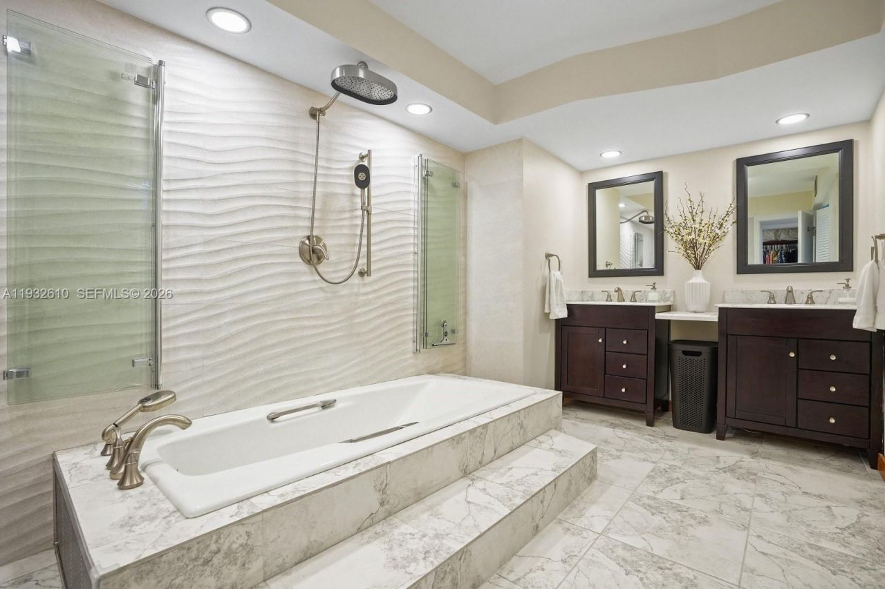 6423 Collins Ave, Unit 1005, Miami Beach, FL 33141 Photo