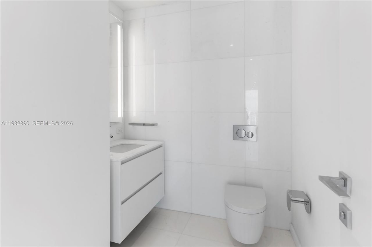 300 Biscayne Boulevard Way, Unit 4007W, Miami, FL 33131 Photo