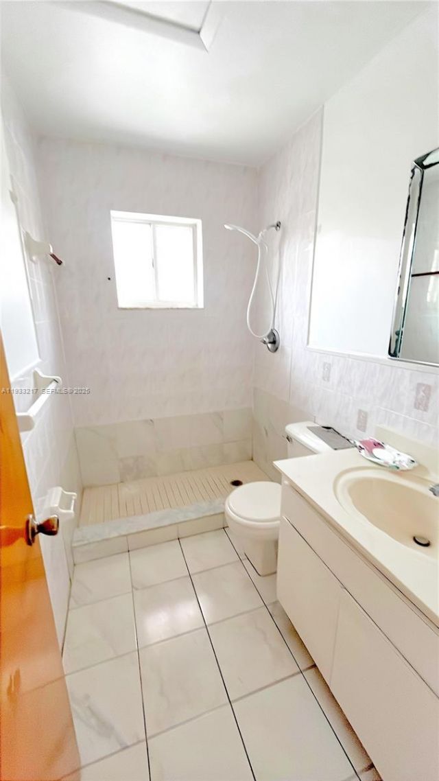 2220 W 74th St , Unit 201-16, Hialeah, FL 33016 Photo