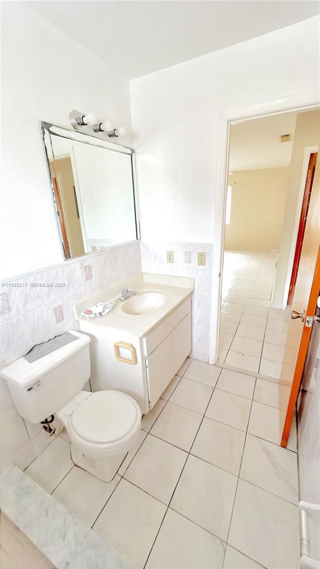 2220 W 74th St , Unit 201-16, Hialeah, FL 33016 Photo