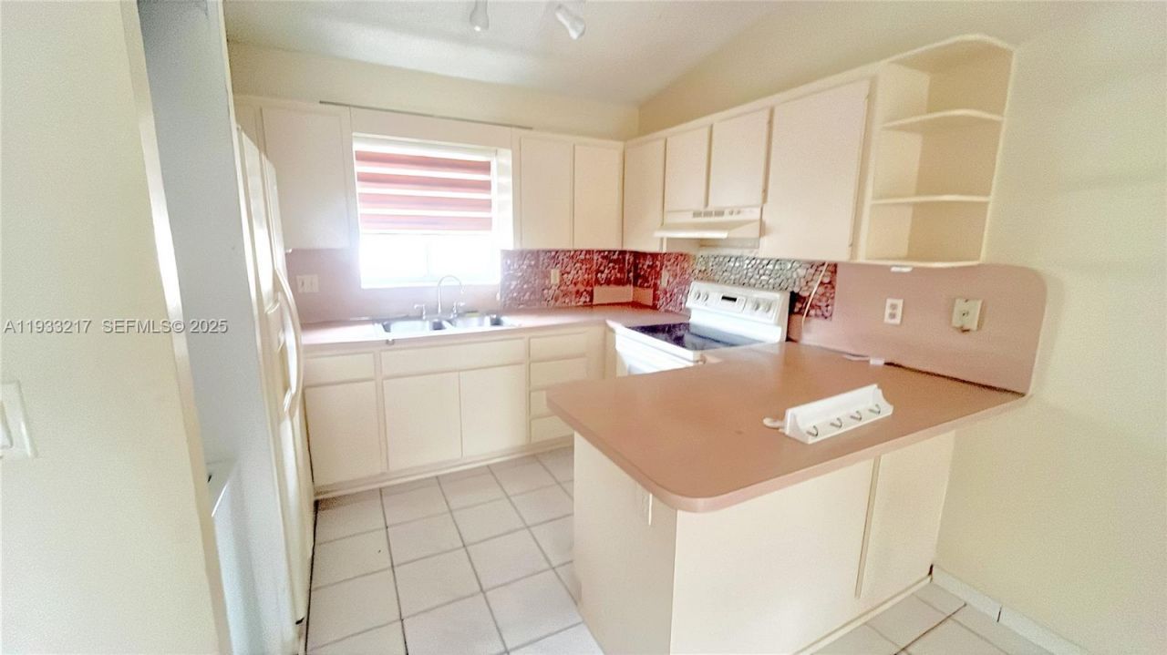 2220 W 74th St , Unit 201-16, Hialeah, FL 33016 Photo