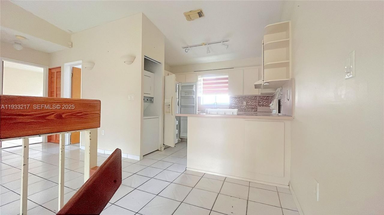 2220 W 74th St , Unit 201-16, Hialeah, FL 33016 Photo