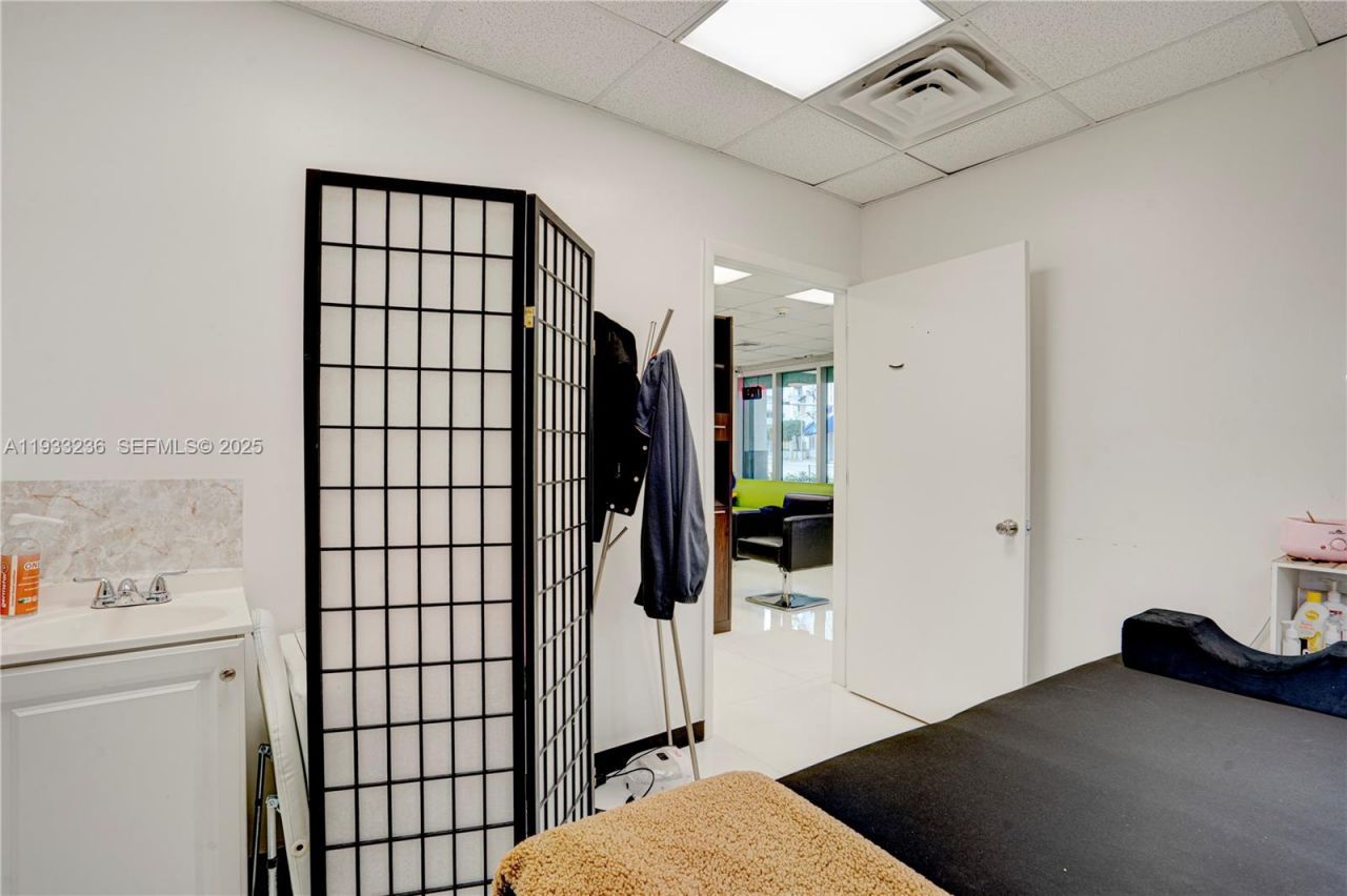 9025 S Dadeland Blvd, Miami, FL 33156 Photo