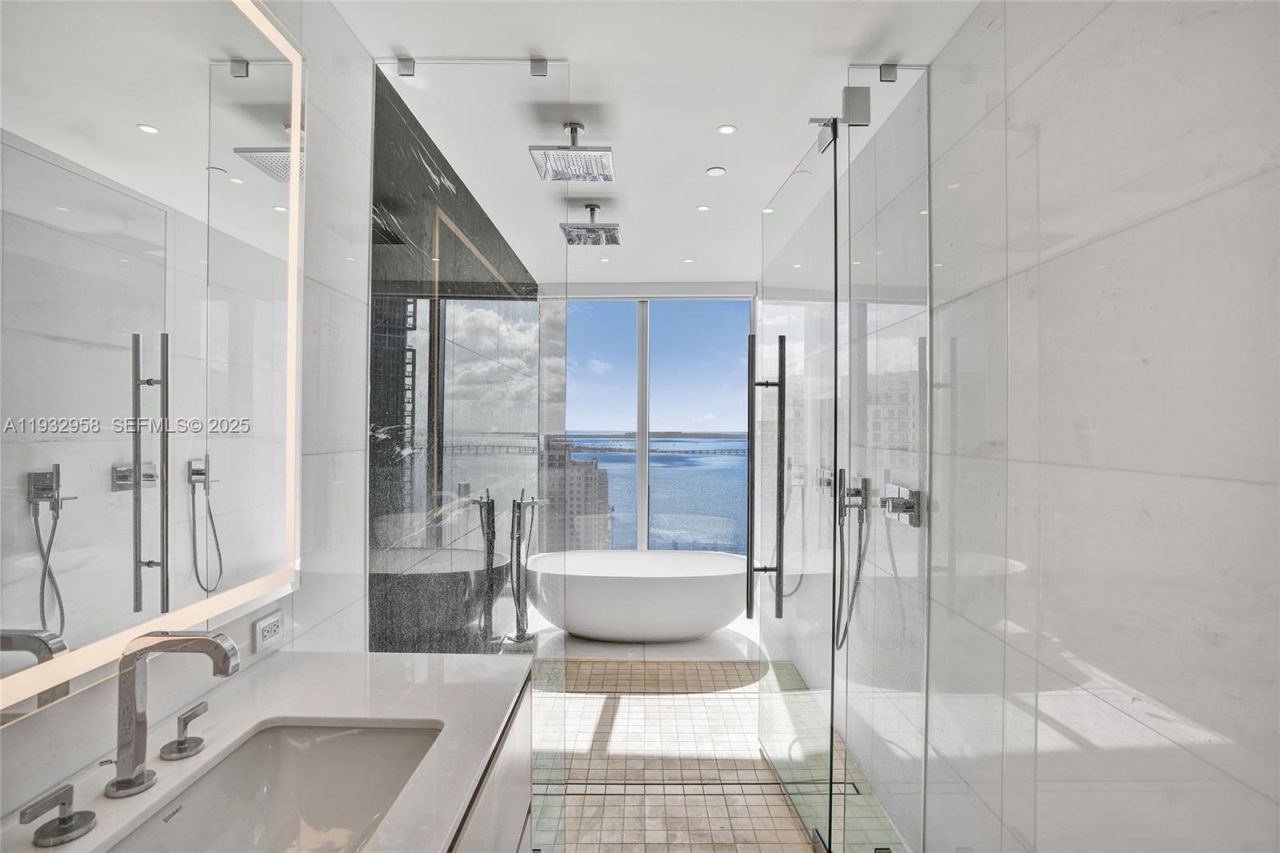 300 Biscayne Boulevard Way, Unit 3304C, Miami, FL 33131 Photo