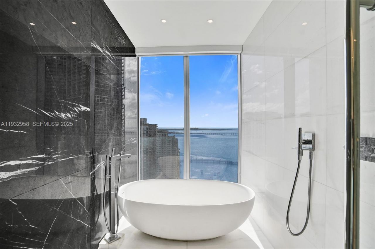 300 Biscayne Boulevard Way, Unit 3304C, Miami, FL 33131 Photo