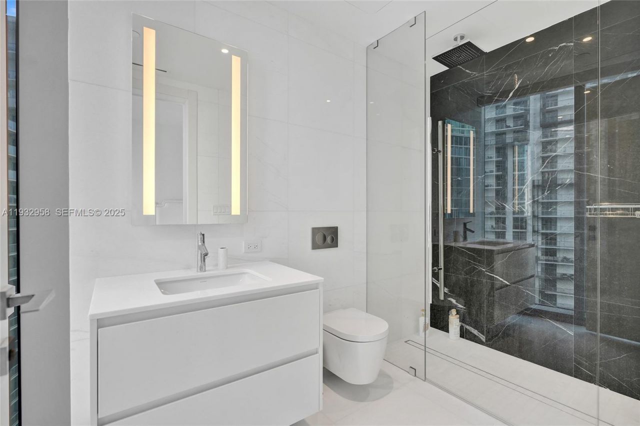 300 Biscayne Boulevard Way, Unit 3304C, Miami, FL 33131 Photo