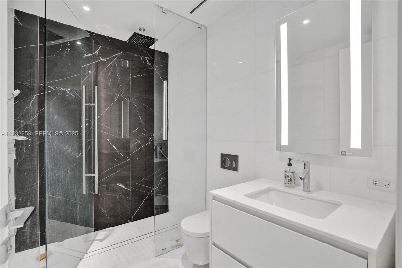 300 Biscayne Boulevard Way, Unit 3304C, Miami, FL 33131 Photo