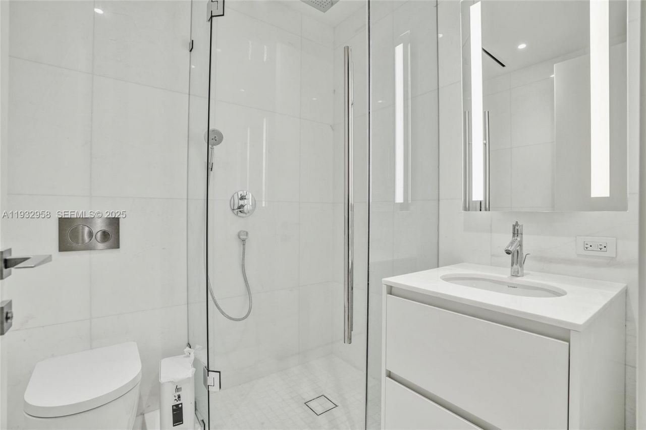 300 Biscayne Boulevard Way, Unit 3304C, Miami, FL 33131 Photo