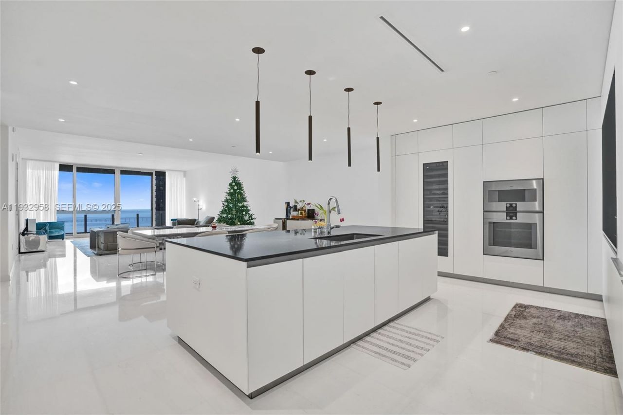 300 Biscayne Boulevard Way, Unit 3304C, Miami, FL 33131 Photo