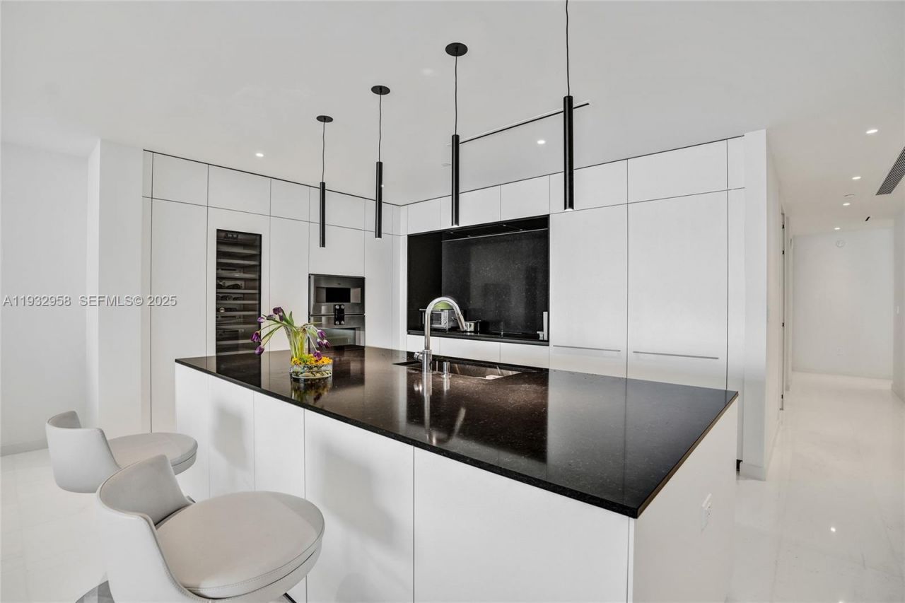 300 Biscayne Boulevard Way, Unit 3304C, Miami, FL 33131 Photo