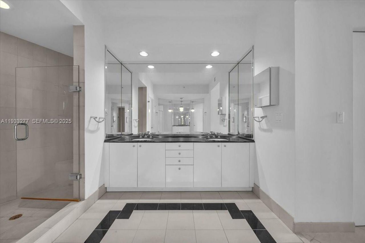 300 S Pointe Dr, Unit 3402, Miami Beach, FL 33139 Photo