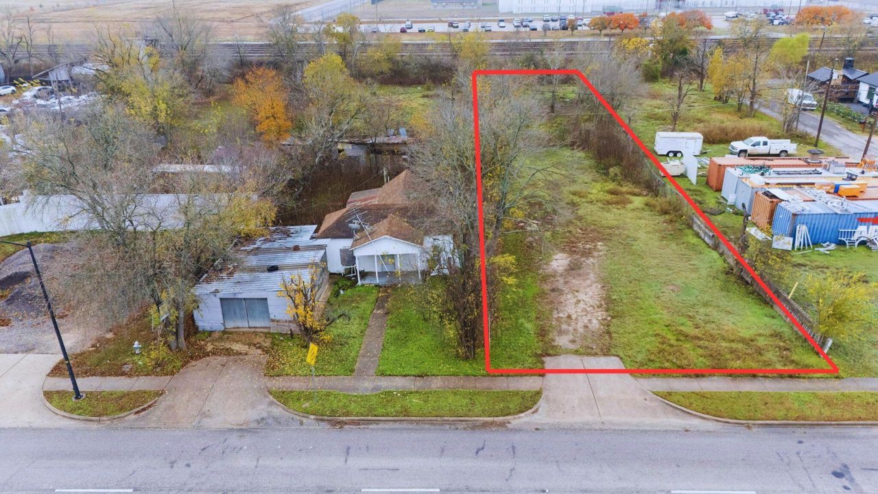 921 W 2nd St, Taylor, TX 76574 Main Photo