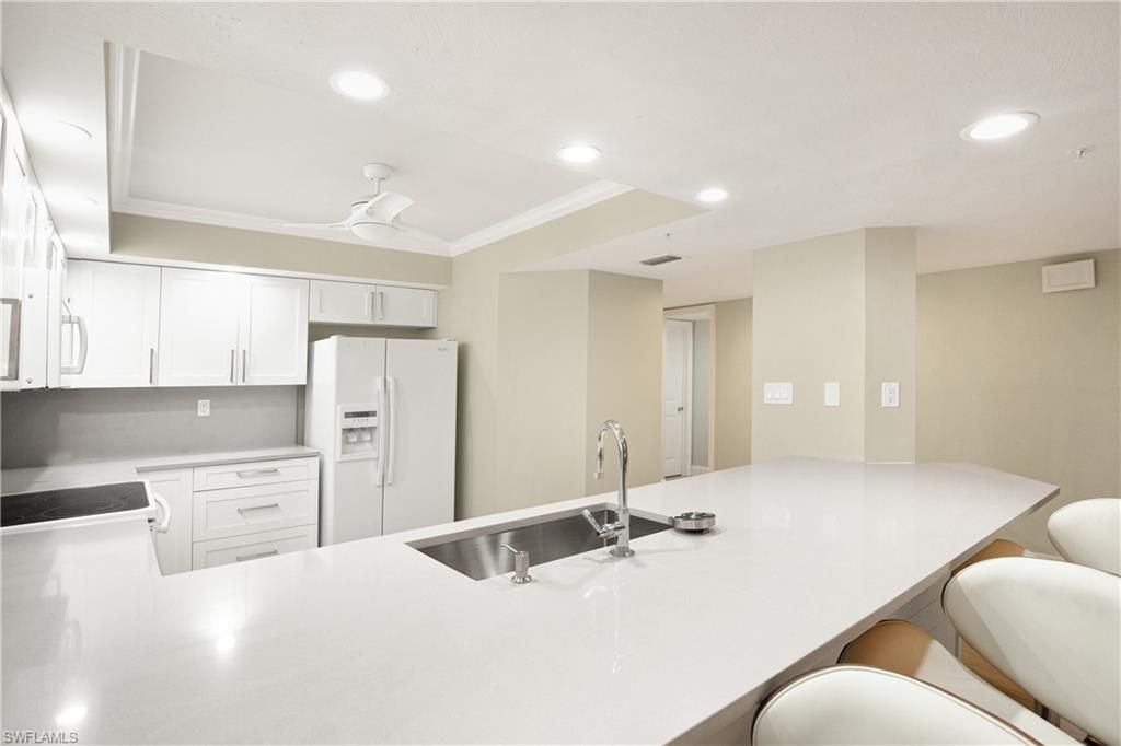 21 Bluebill Ave, Unit B-303, Naples, FL 34108 Photo