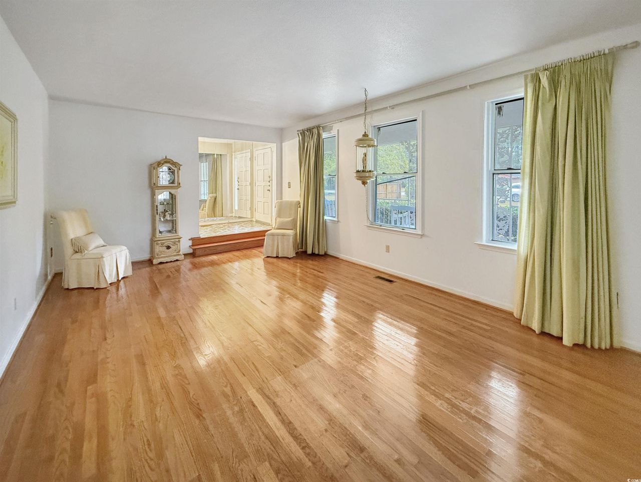 76 Brock St. Photo 4