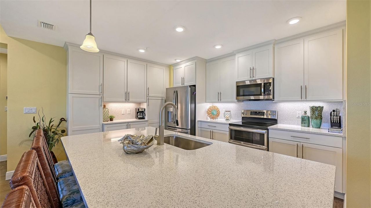 388 Aruba Circle, Unit 201, Bradenton, FL 34209 Photo