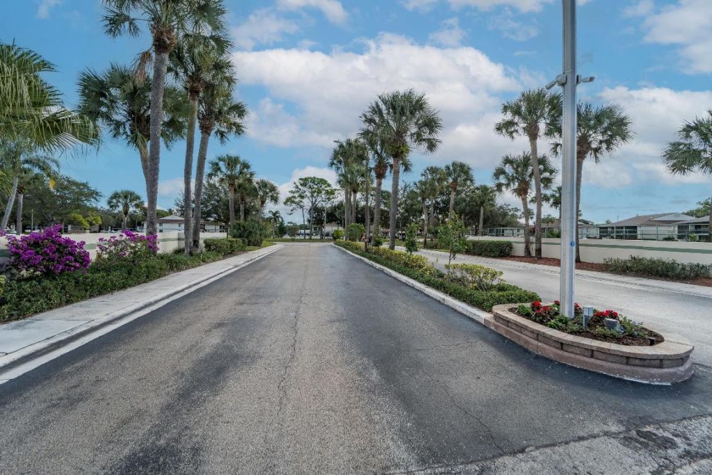 6392 Chasewood Drive, Unit B, Jupiter, FL 33458 Photo