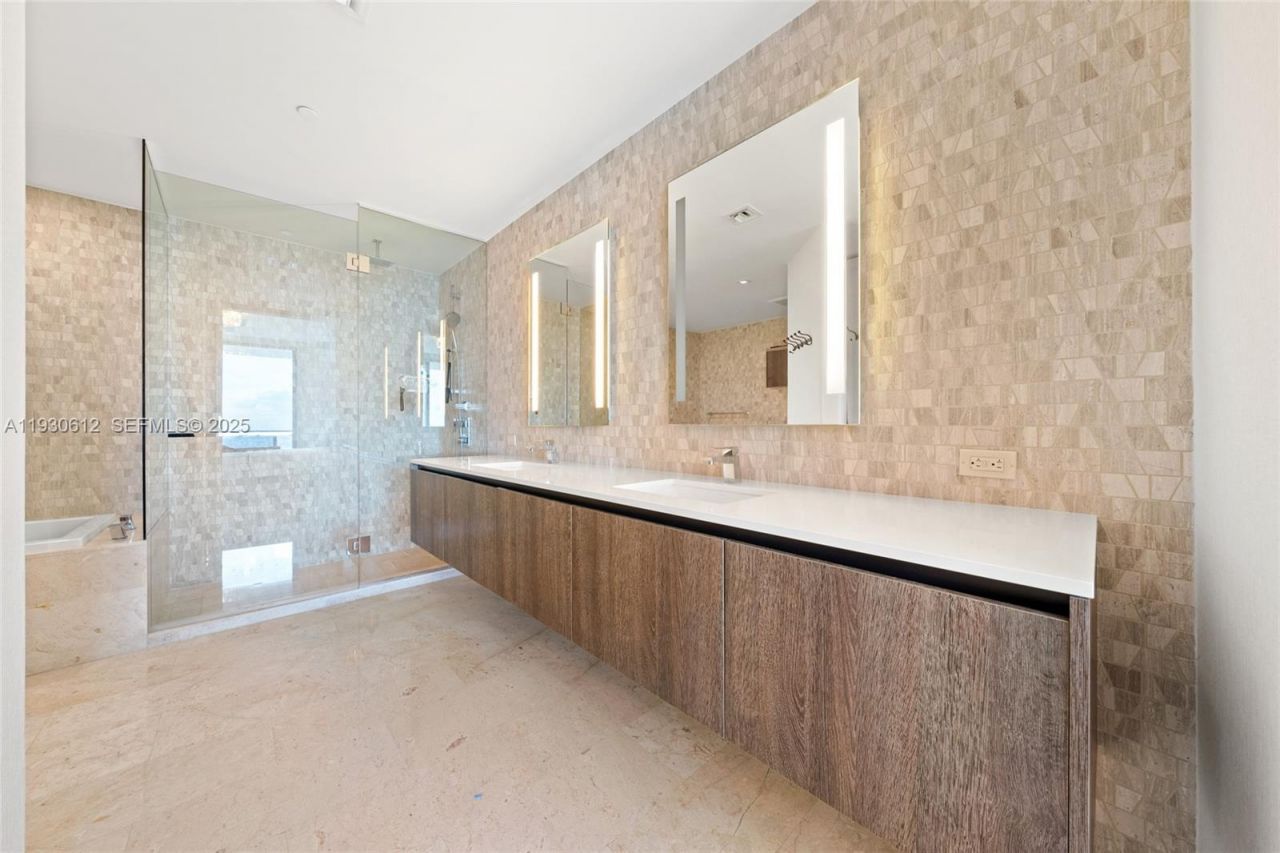 88 SW 7th St, Unit 3212, Miami, FL 33130 Photo